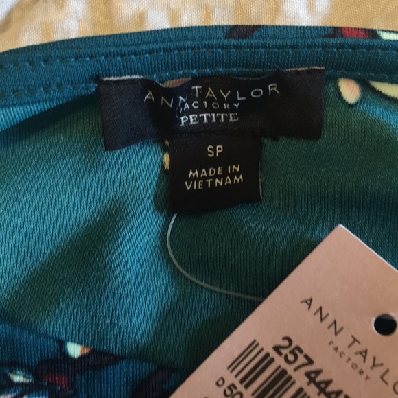 Pretty Ann Taylor SP top with ruched sleeves NWT - Picture 4 of 6